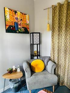 Ein Bild, das Wand, Im Haus, Wohnzimmer, Zimmer enth�lt.

Automatisch generierte Beschreibung